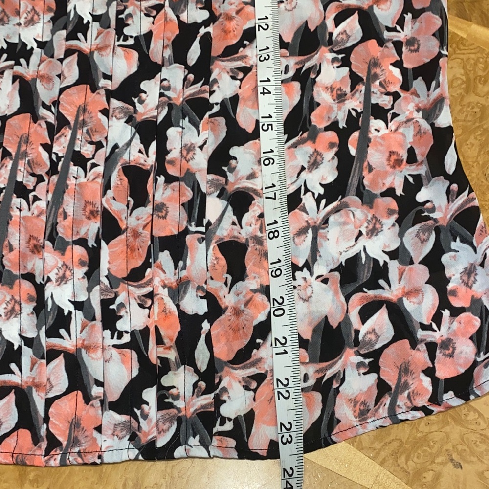 5/$50 Worthington Black and Coral Floral Cap Sleeve Blouse Size Medium - Picture 9 of 10